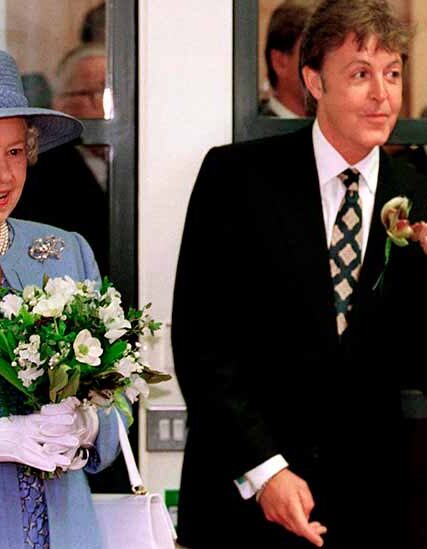 Queen Elizabeth II knighted Paul-McCartney
