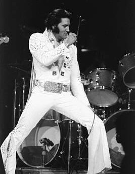 Elvis Presley on stage during his 1972 New-York daily news archive