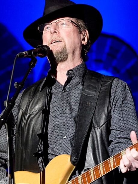 Roger McGuinn performs In 010